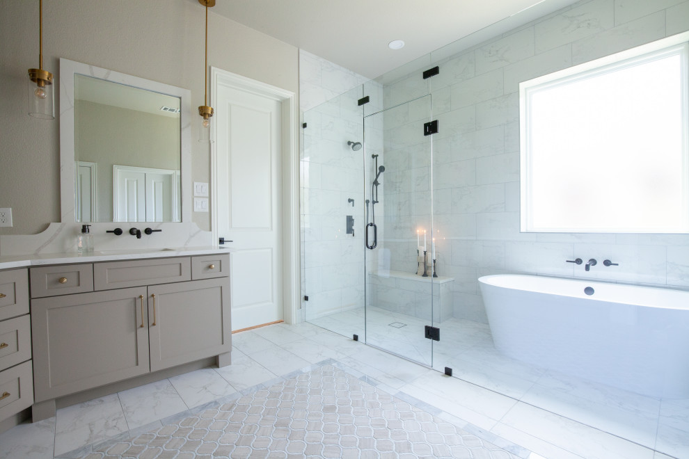 Idéer för ett stort klassiskt vit en-suite badrum, med skåp i shakerstil, grå skåp, ett fristående badkar, våtrum, en toalettstol med separat cisternkåpa, vit kakel, porslinskakel, grå väggar, marmorgolv, ett undermonterad handfat, bänkskiva i kvarts, beiget golv och dusch med gångjärnsdörr
