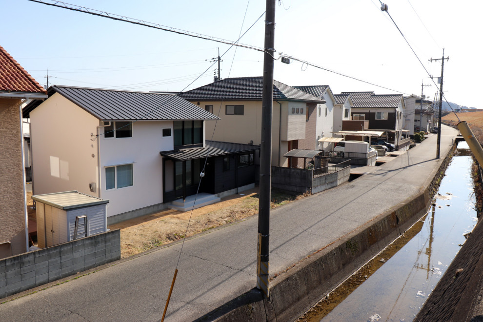 他の地域にある小さな和モダンなおしゃれな家の外観 (ウッドシングル張り、長方形) の写真