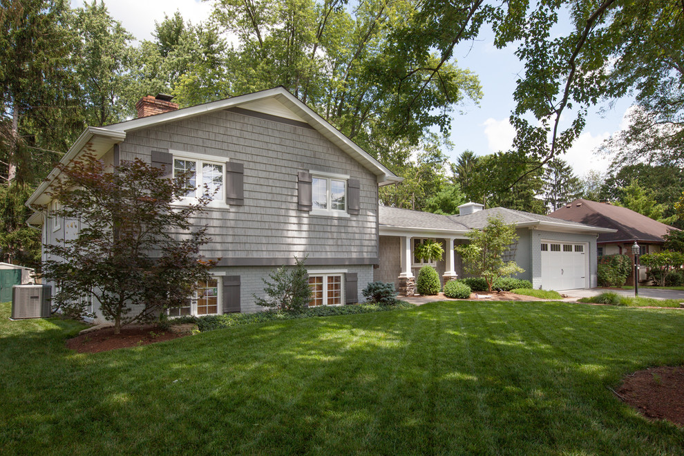 Photo of a mid-sized traditional split-level grey exterior in Columbus with vinyl siding.