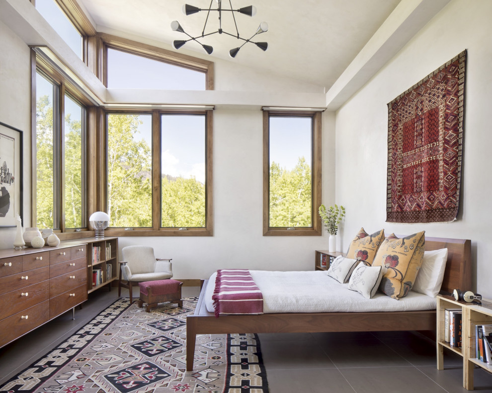 Пример оригинального дизайна: хозяйская спальня среднего размера в современном стиле с белыми стенами и мраморным полом без камина