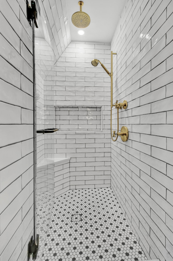 Idéer för mellanstora en-suite badrum, med gröna skåp, en dusch i en alkov, en toalettstol med hel cisternkåpa, svart och vit kakel, vita väggar, mosaikgolv, flerfärgat golv och dusch med gångjärnsdörr
