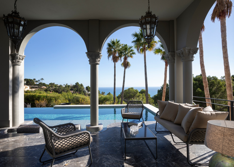 Foto de patio mediterráneo en anexo de casas con suelo de baldosas