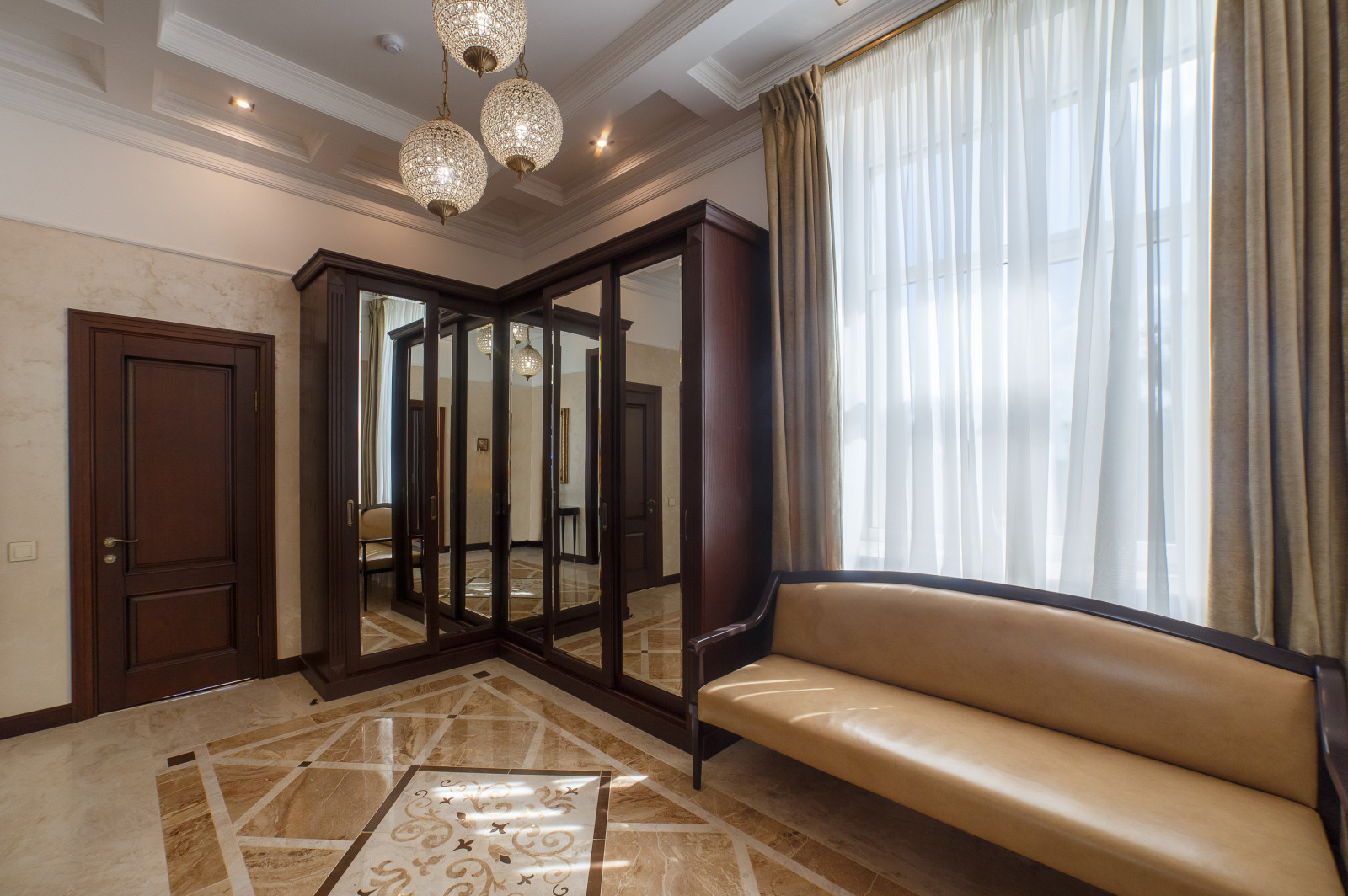 Интерьер загородного дома с двусветным пространством