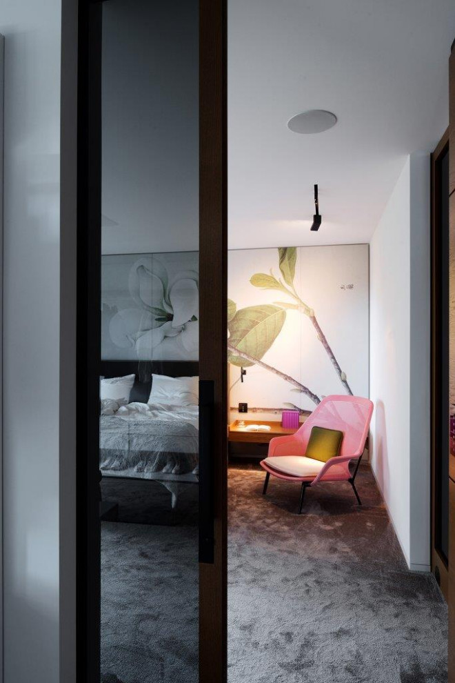 Idee per un'ampia camera da letto design con pareti bianche, moquette, nessun camino, pavimento grigio, soffitto ribassato e carta da parati