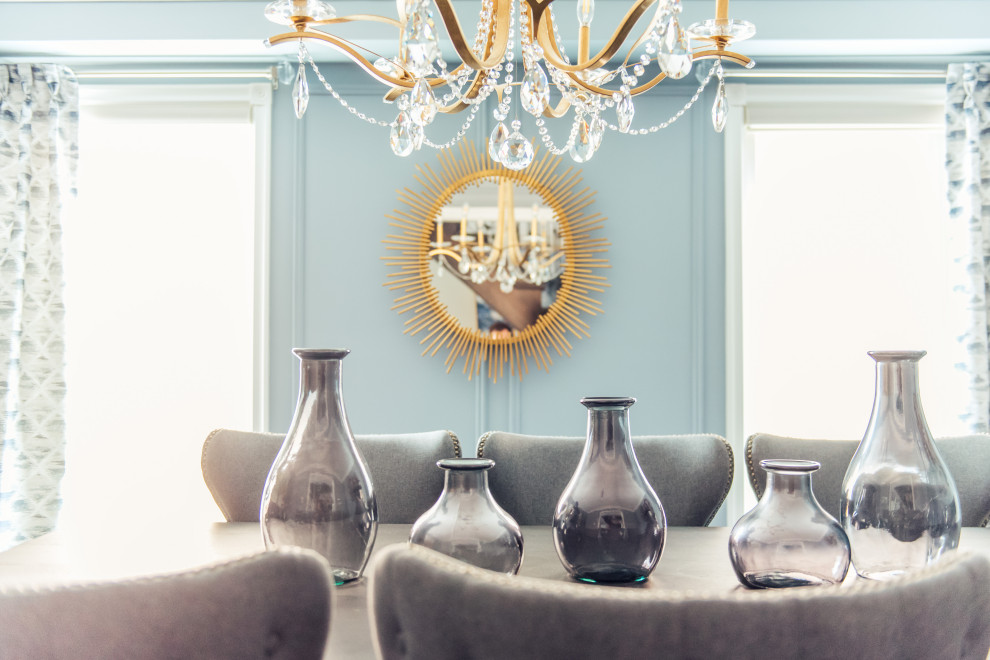 Example of a transitional home design design in Toronto
