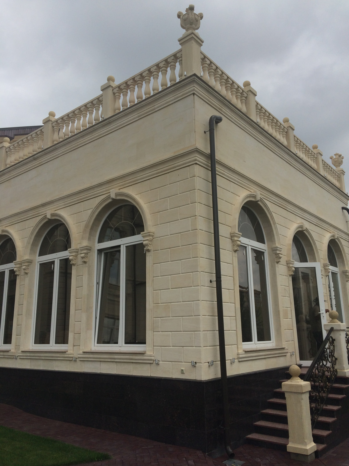 Облицовка фасадов натуральным камнем