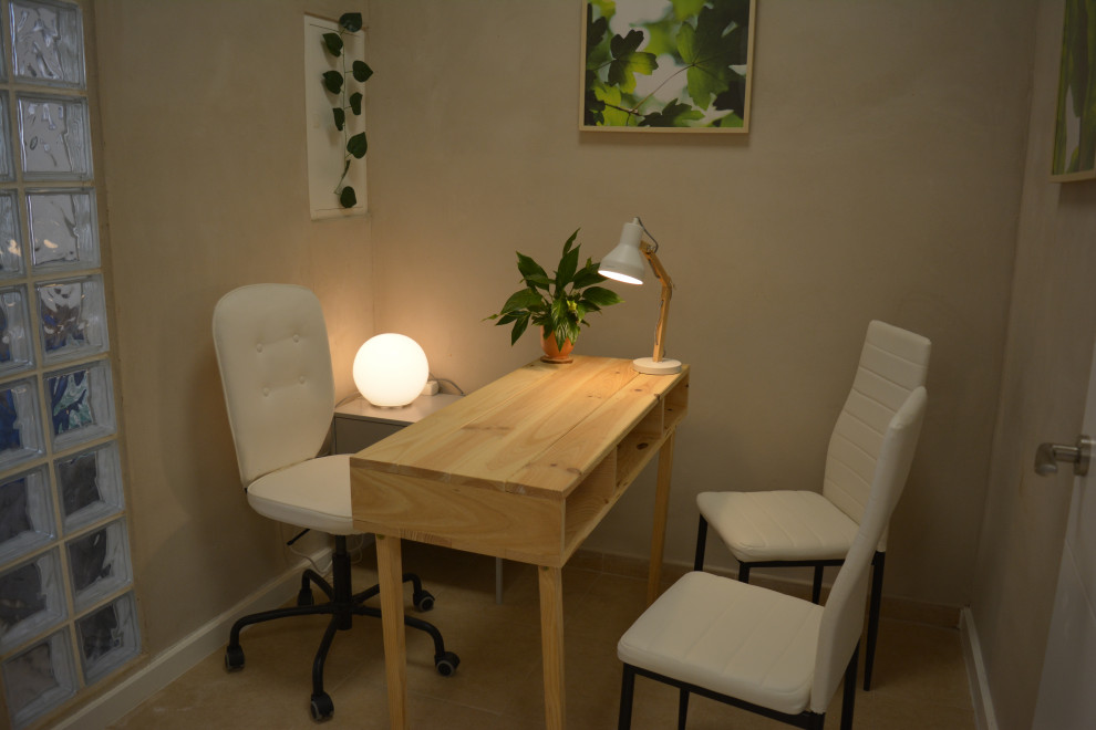 Modelo de despacho escandinavo pequeño con paredes beige, suelo de baldosas de cerámica, escritorio independiente y suelo beige