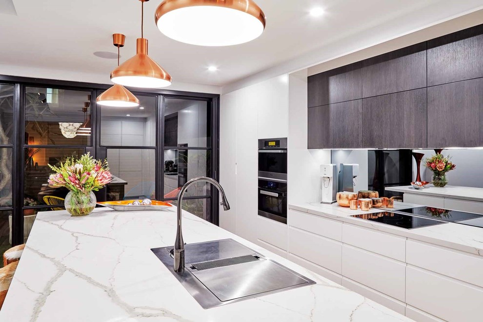 Inspiration for a modern eat-in kitchen in Sydney with quartz benchtops.