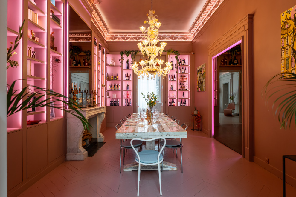 Idées déco pour une grande salle à manger éclectique avec un mur rose, parquet peint, une cheminée standard, un sol rose et éclairage.