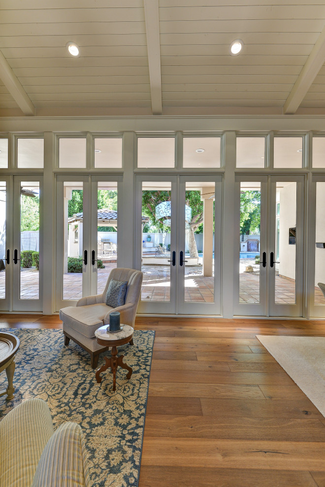 Example of a transitional home design design in Phoenix