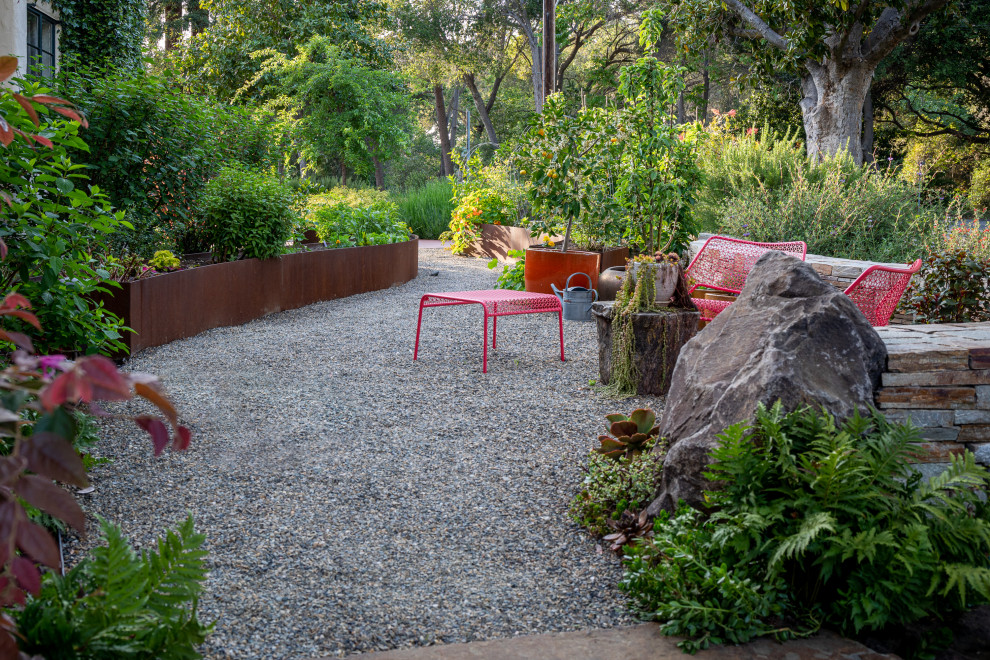 Идея дизайна: огород во дворе среднего размера на переднем дворе в средиземноморском стиле с покрытием из гравия без защиты от солнца