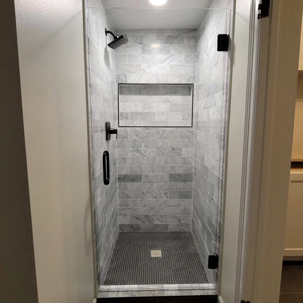 Ejemplo de cuarto de baño de estilo americano con baldosas y/o azulejos blancos, baldosas y/o azulejos de mármol, suelo de baldosas de cerámica y suelo negro