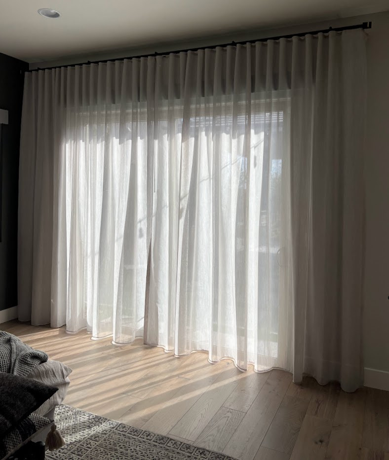 На фото: большая хозяйская спальня в стиле модернизм с белыми стенами, полом из винила и серым полом с