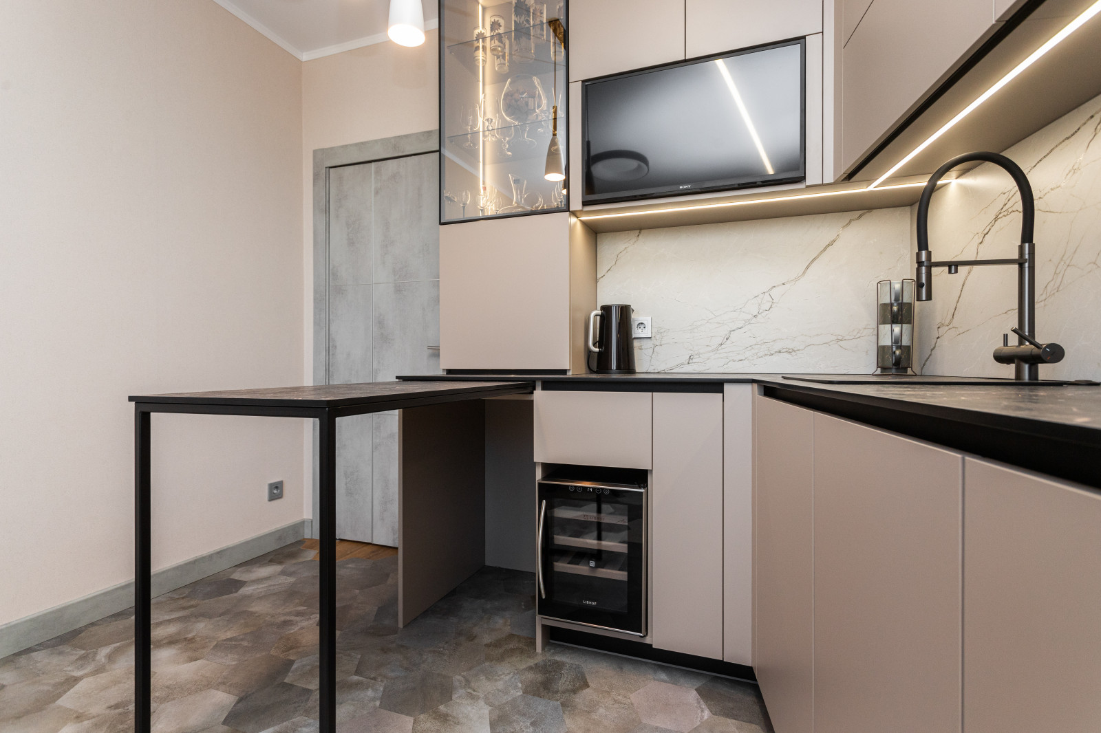 Кухня современная с компакт ламинатом на ул. Гагарина г. Калининград