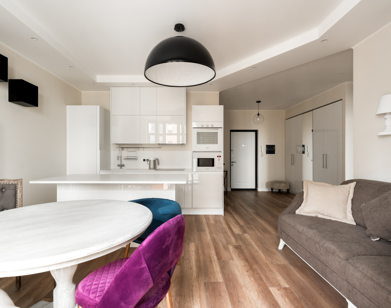 Белая кухня, черные кубы. Модель Vector. Дизайнер Игорь Степанов