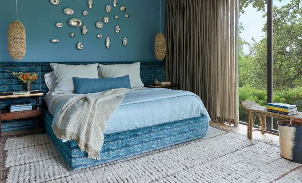 Foto di una camera matrimoniale design di medie dimensioni con pareti blu, parquet chiaro e pavimento beige