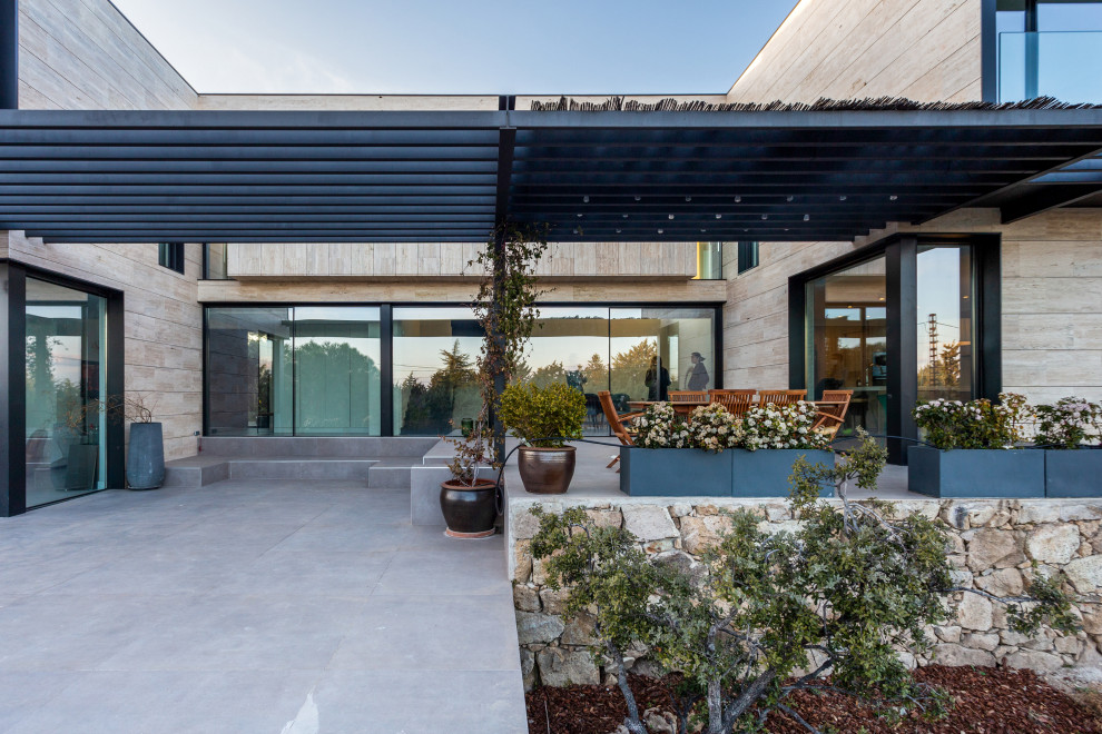 Photo of a contemporary patio in Madrid.