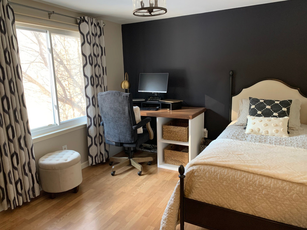 Свежая идея для дизайна: маленькая гостевая спальня (комната для гостей) в стиле неоклассика (современная классика) с черными стенами и полом из ламината для на участке и в саду - отличное фото интерьера