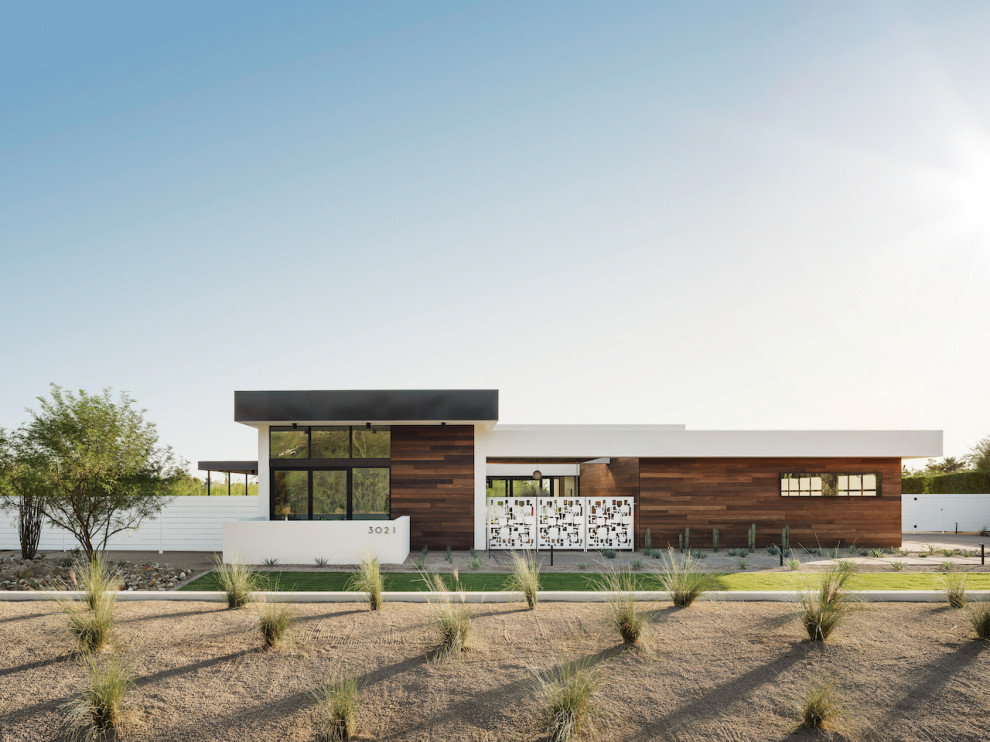 Imagen de fachada de casa blanca minimalista de una planta con revestimientos combinados y tejado plano