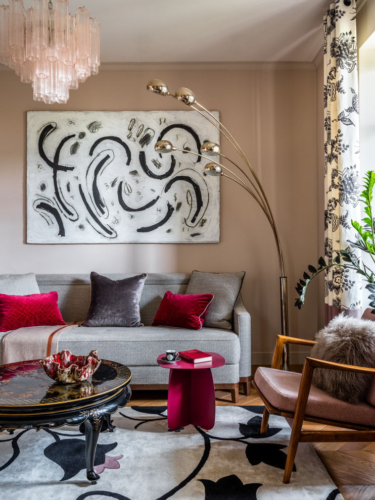 Стильный дизайн: гостиная комната среднего размера в стиле неоклассика (современная классика) с розовыми стенами и паркетным полом среднего тона - последний тренд