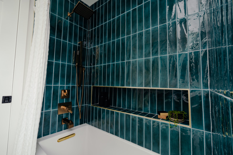 Mid-sized midcentury master bathroom in Seattle with flat-panel cabinets, medium wood cabinets, an alcove tub, an alcove shower, porcelain floors, engineered quartz benchtops, a shower curtain, white benchtops, a double vanity and a floating vanity.