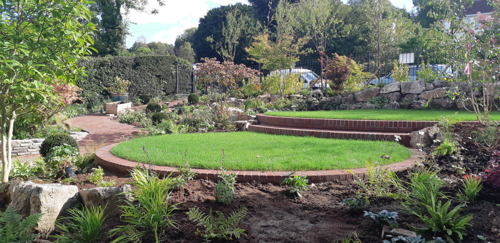 Réalisation d'un grand jardin avant craftsman l'automne avec un bassin, une exposition partiellement ombragée et des pavés en brique.
