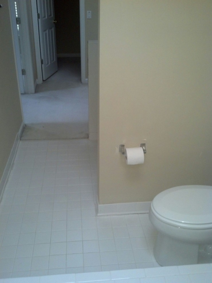 Idéer för mellanstora funkis svart en-suite badrum, med släta luckor, grå skåp, ett fristående badkar, en kantlös dusch, en toalettstol med separat cisternkåpa, grå kakel, stenkakel, vita väggar, kalkstensgolv, ett fristående handfat, granitbänkskiva, grått golv och med dusch som är öppen