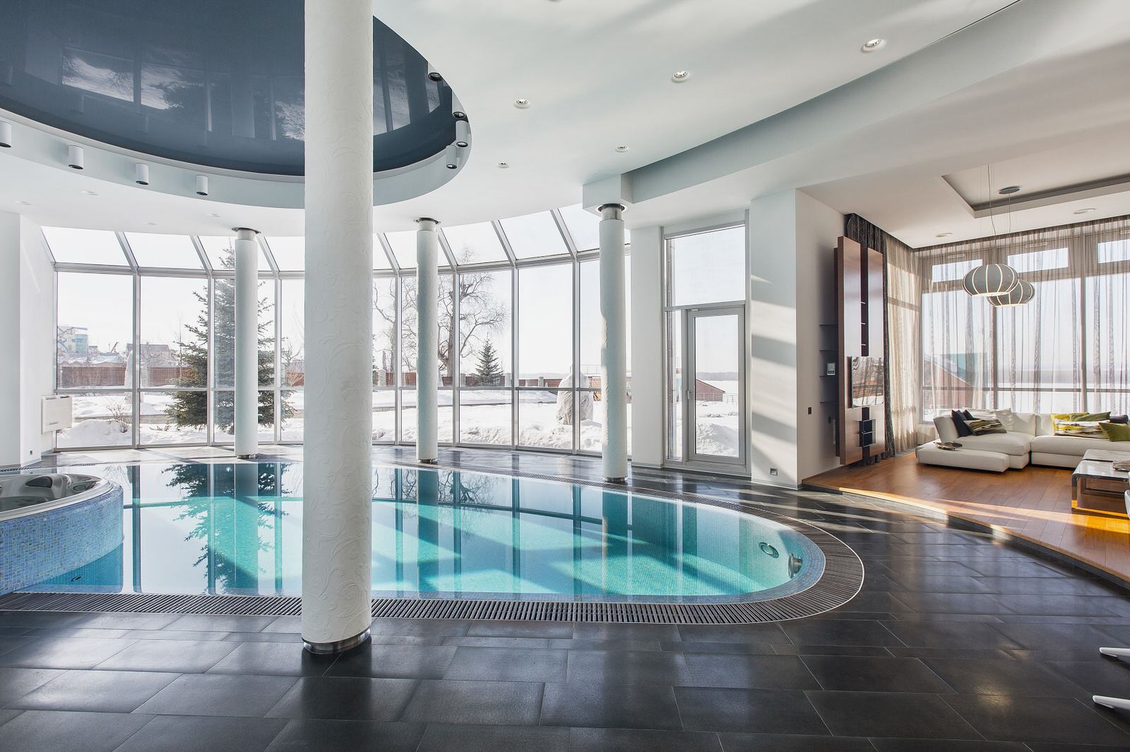 Дом с бассейном