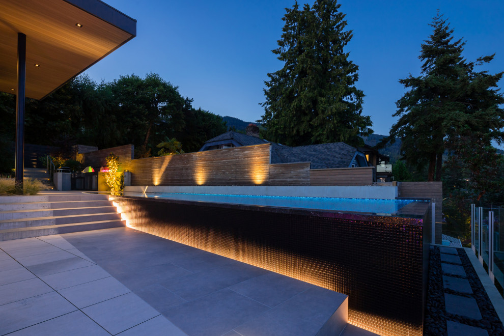 Idée de décoration pour une piscine à débordement et arrière minimaliste de taille moyenne et rectangle avec du carrelage.
