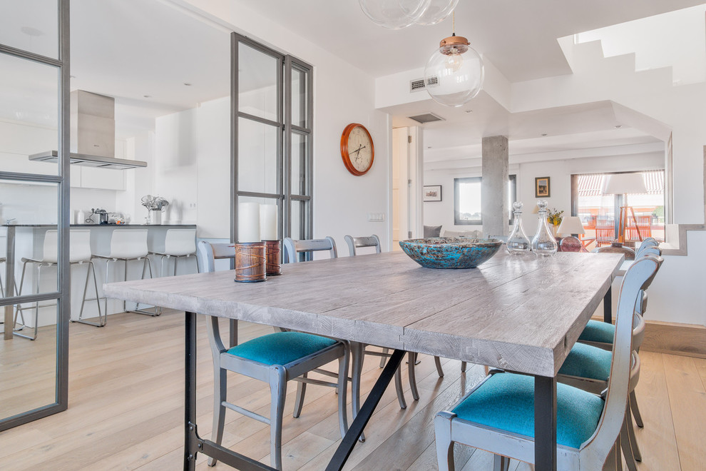 Ejemplo de comedor romántico con suelo de madera clara