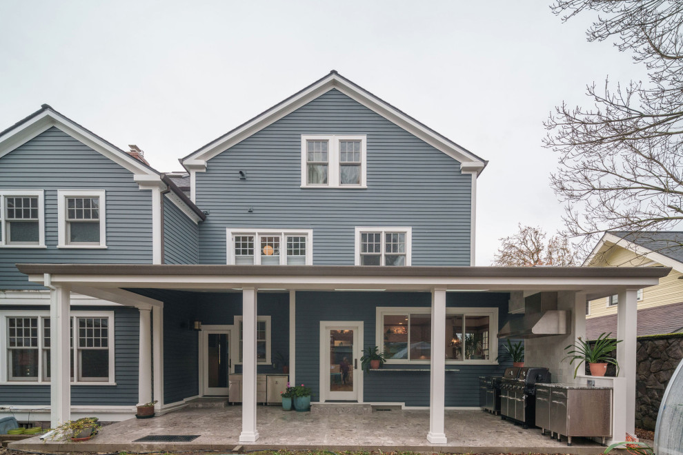 Réalisation d'une façade de maison bleue design en panneau de béton fibré et bardage à clin à deux étages et plus avec un toit à deux pans, un toit en shingle et un toit gris.