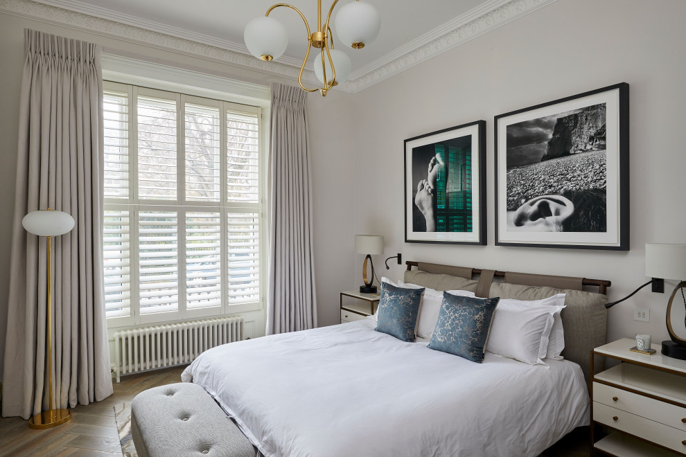 Foto de dormitorio principal y gris y blanco tradicional renovado grande sin chimenea con paredes blancas, suelo de madera clara, suelo gris y casetón