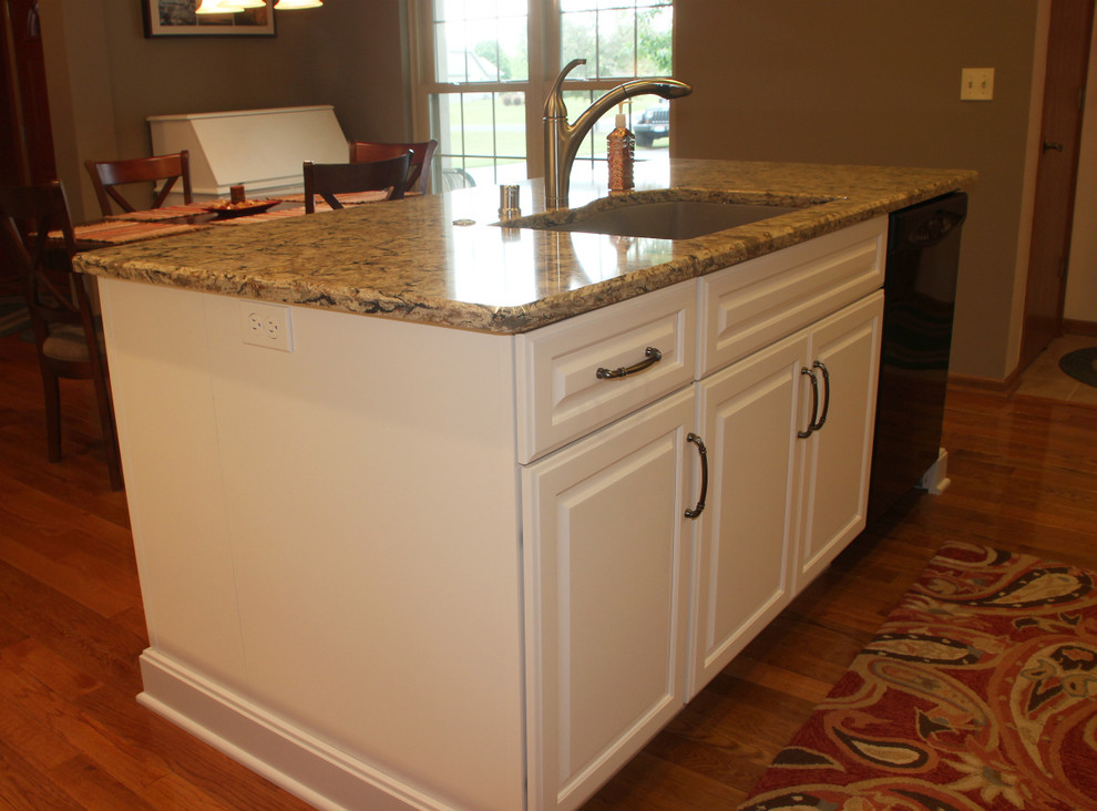 Transitional kitchen photo in Milwaukee