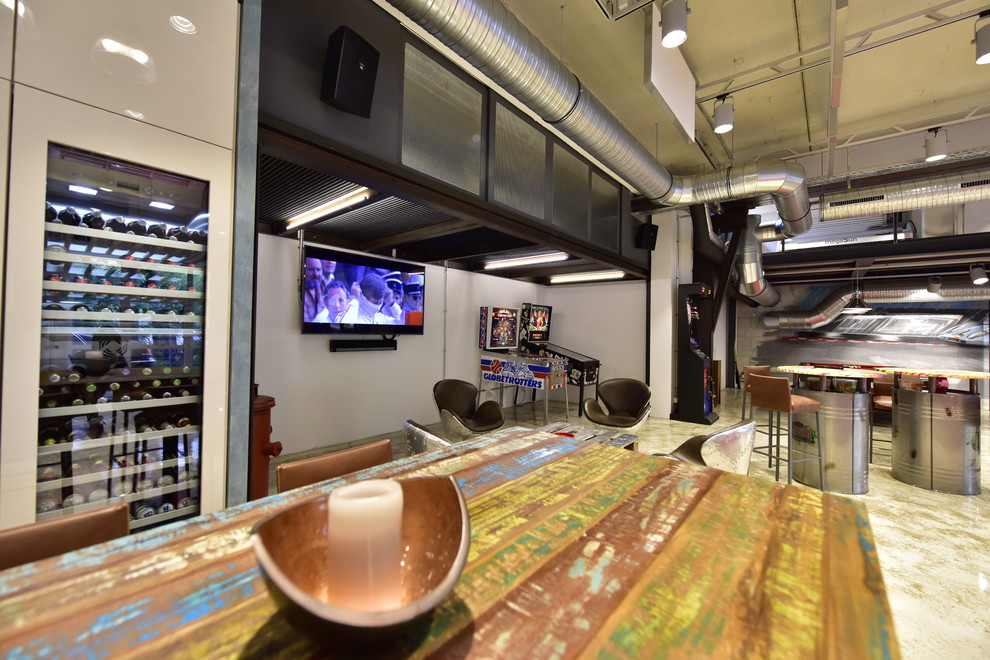 Offenes, Geräumiges Industrial Esszimmer ohne Kamin mit weißer Wandfarbe, Marmorboden und beigem Boden in Sonstige