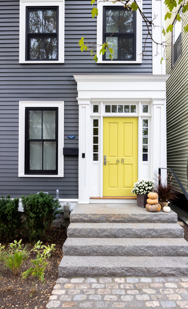Klassischer Eingang mit Einzeltür und gelber Haustür in Boston