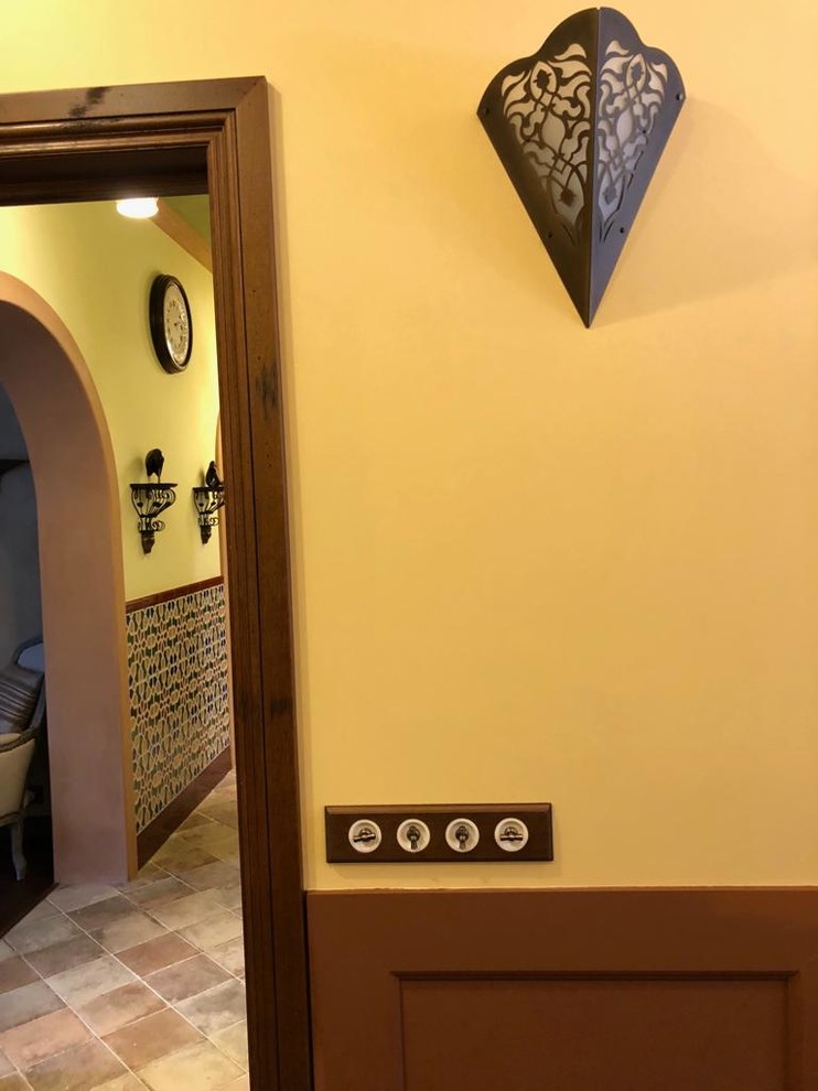 Винтажная электрика Salvador для скрытого монтажа в интерьере загородного дома.