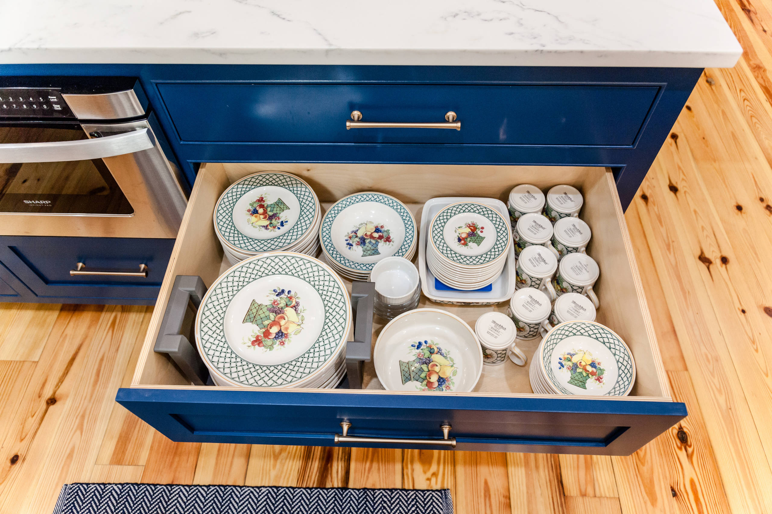 Full extension heavy duty drawers for everyday dishes