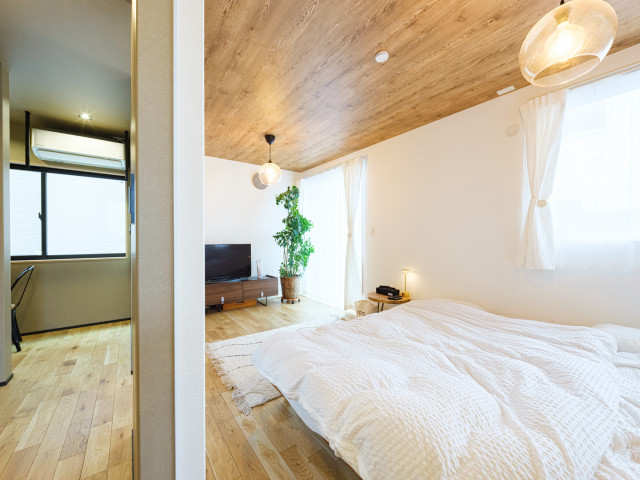 刻が移ろい光が躍るオリエンタル・モダンハウス minimalistisch-schlafzimmer
