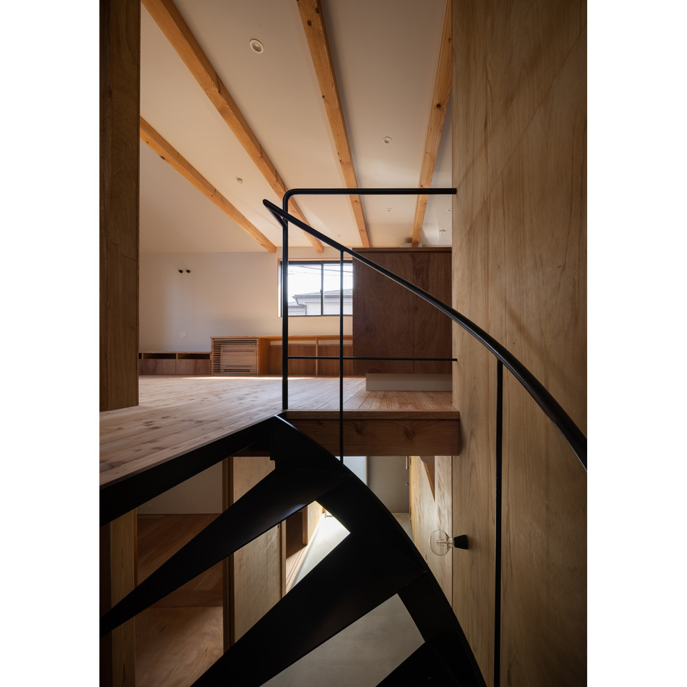Offenes, Mittelgroßes Asiatisches Esszimmer ohne Kamin mit brauner Wandfarbe, braunem Holzboden, braunem Boden, freigelegten Dachbalken und Holzdielenwänden in Tokio