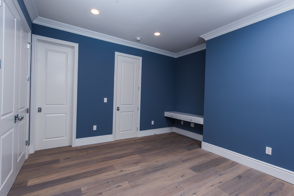 Imagen de habitación de invitados contemporánea de tamaño medio con paredes azules y suelo de madera oscura