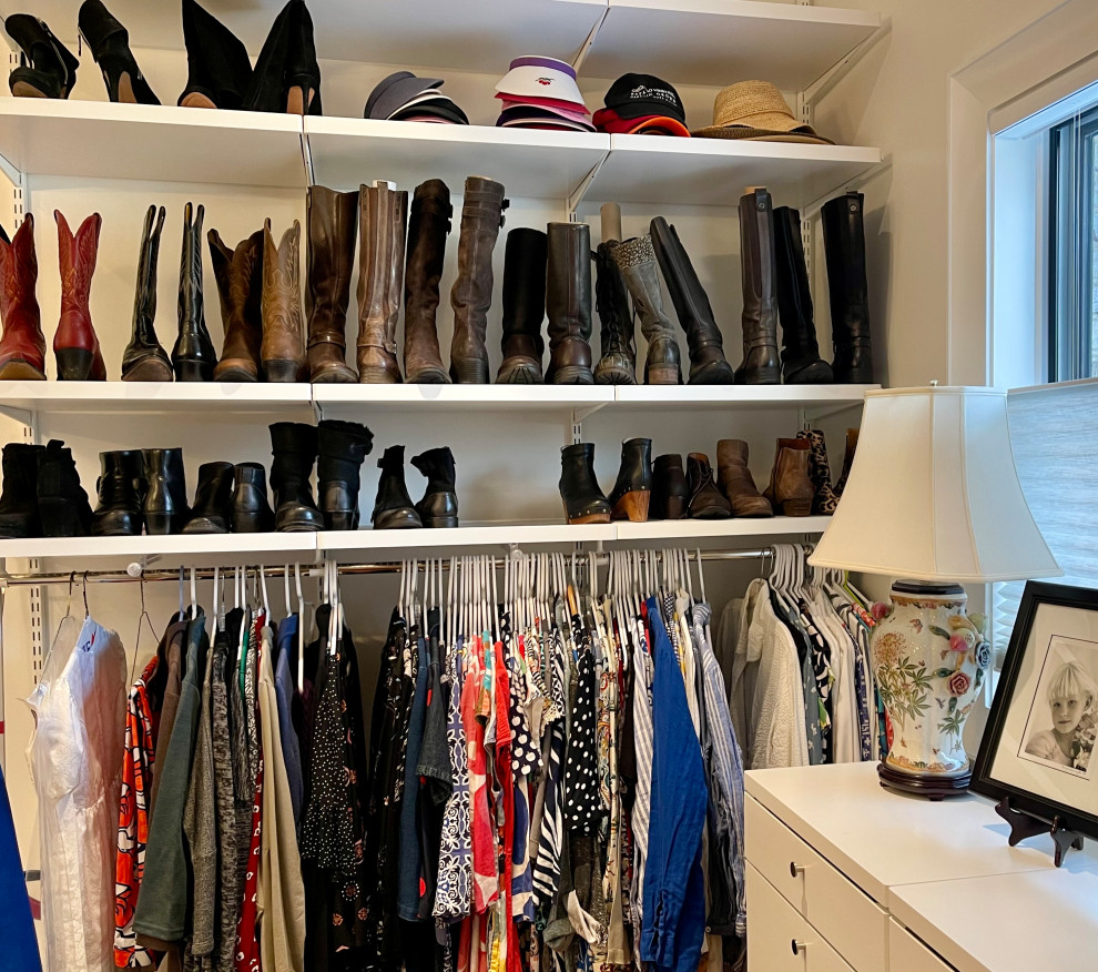 Foto de armario vestidor de mujer minimalista extra grande con armarios abiertos, puertas de armario blancas, suelo de madera clara y suelo marrón