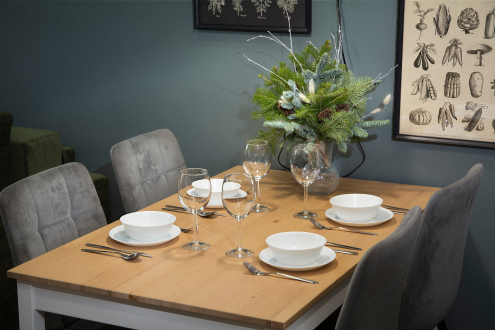 Exemple d'une petite salle à manger ouverte sur la cuisine avec un mur bleu, sol en stratifié et un sol beige.