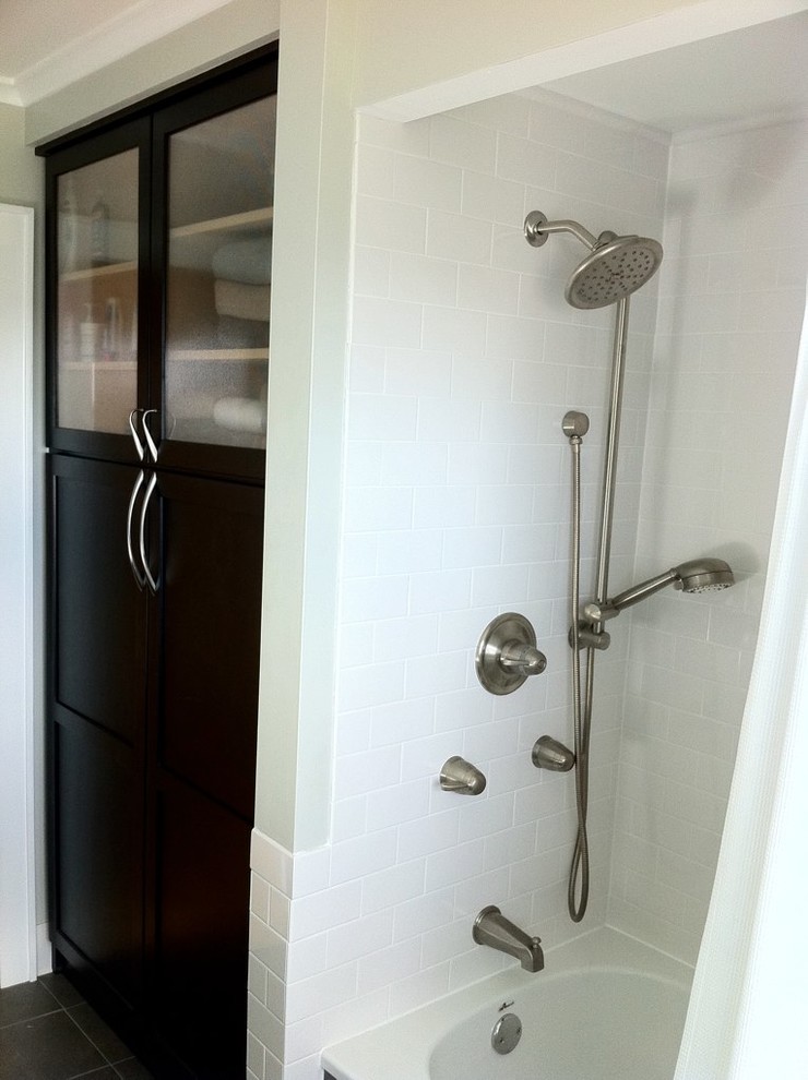This is an example of a contemporary bathroom in Milwaukee.