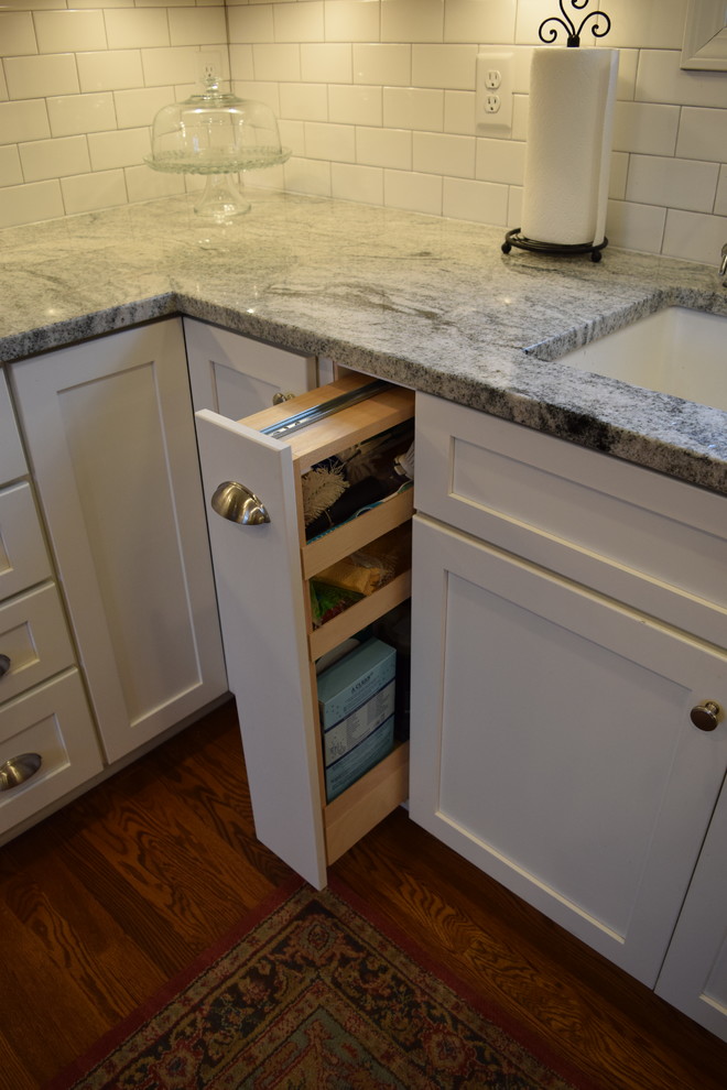 Example of a transitional kitchen design in Columbus