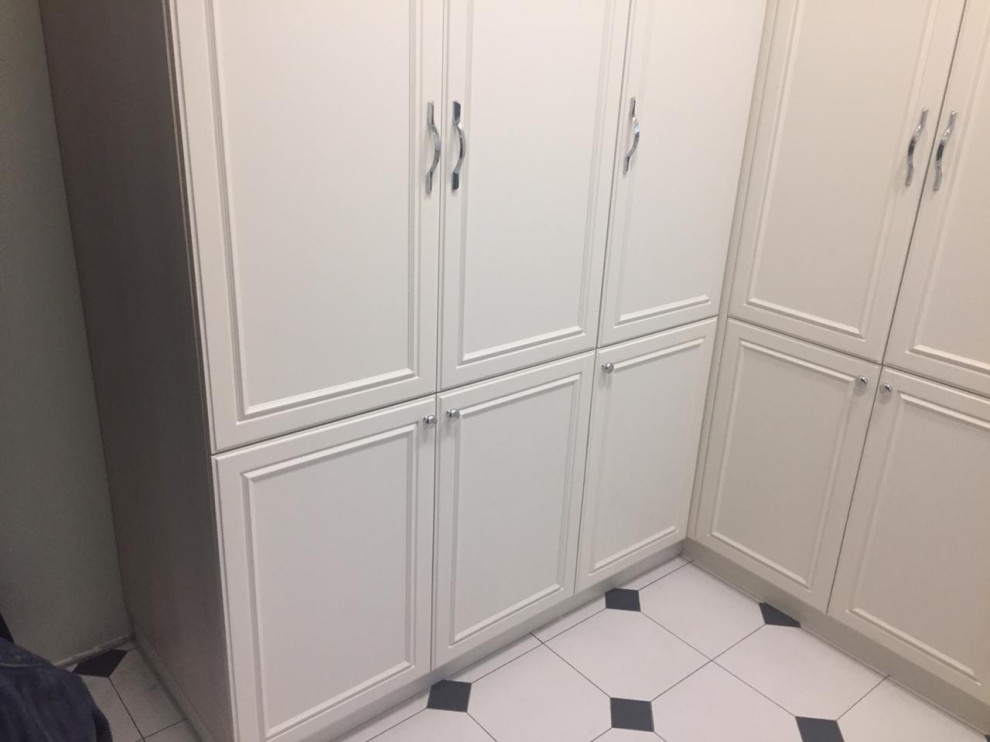 Шкафы для небольшой гардеробной в загородном доме в Солнечногорске