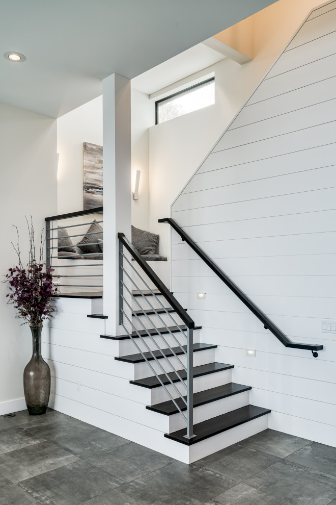 Стильный дизайн: п-образная деревянная лестница среднего размера в стиле модернизм с деревянными ступенями, перилами из смешанных материалов и деревянными стенами - последний тренд