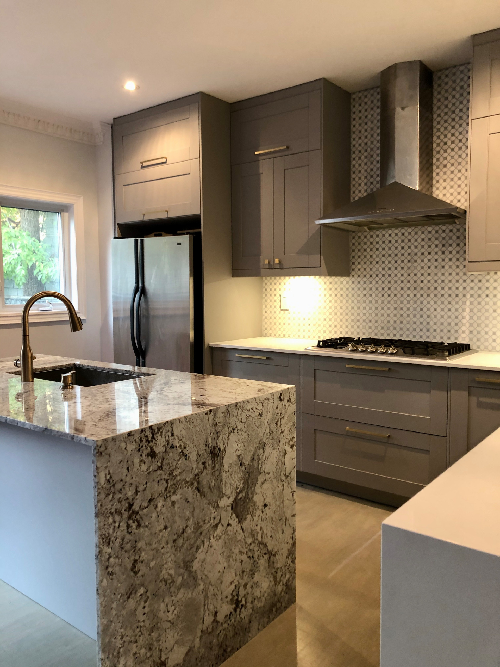 Mixed Medium Kitchen