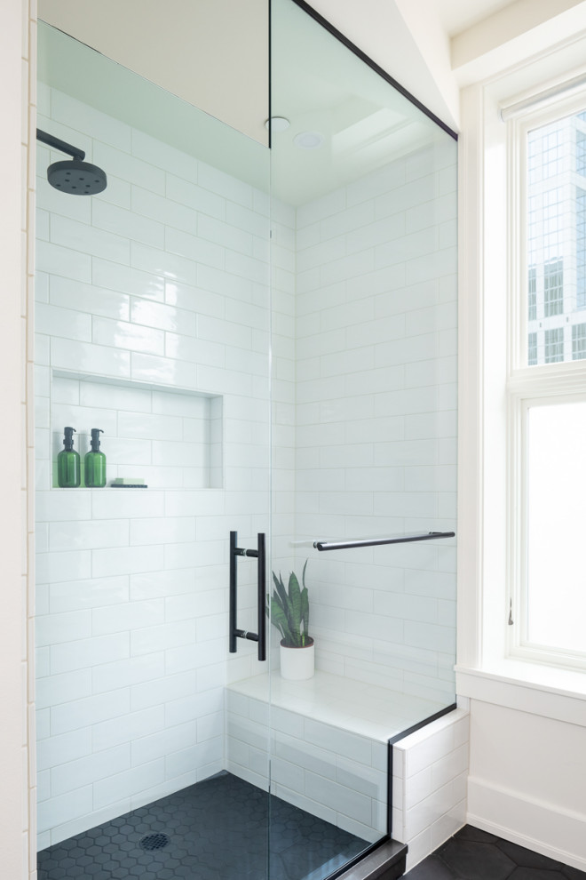 Идея дизайна: ванная комната среднего размера в стиле модернизм с душем в нише, белой плиткой, керамической плиткой, полом из керамогранита, душевой кабиной, черным полом, душем с распашными дверями и нишей