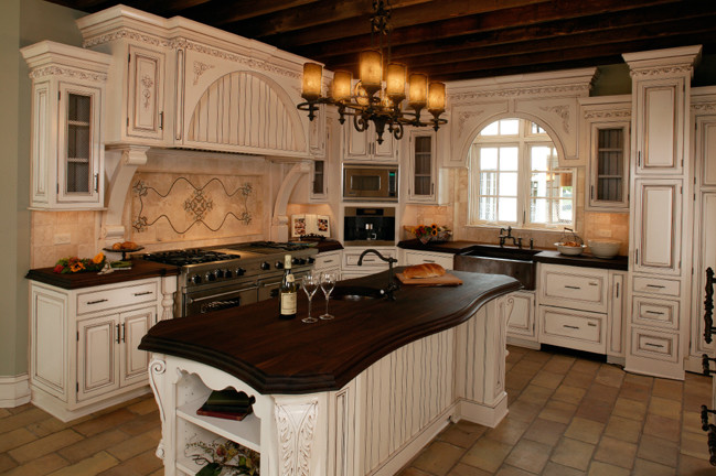 Kitchen - rustic kitchen idea in Chicago