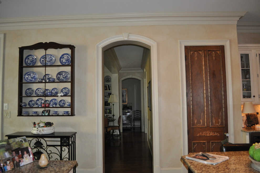 Kitchen - transitional kitchen idea in Raleigh